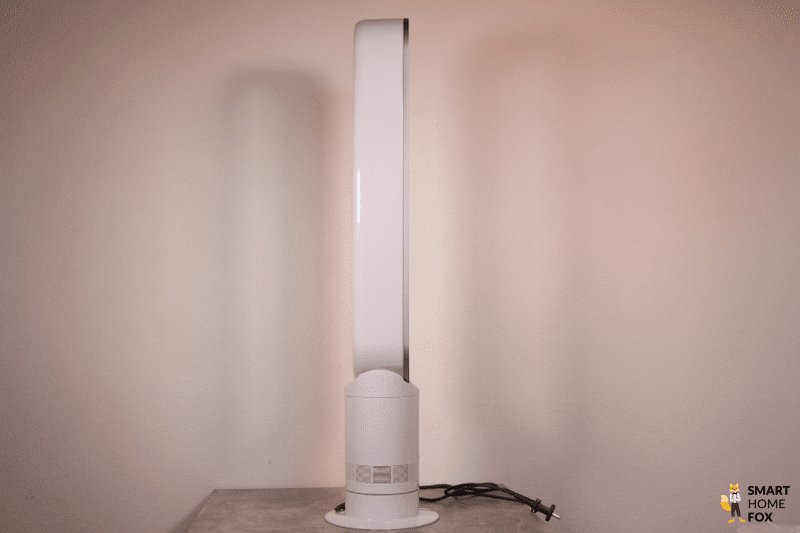 Башенный вентилятор Dyson Cool AM07 стоит боком в профиль